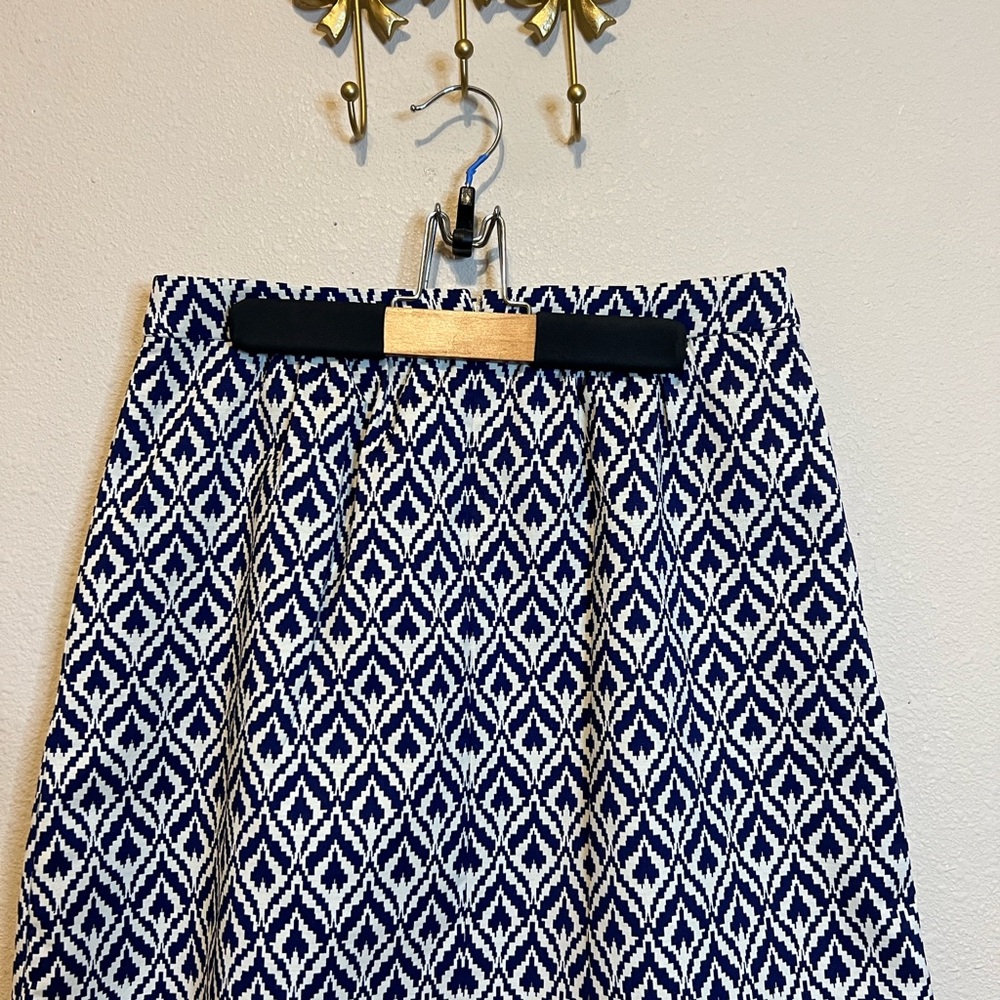 J. Crew Blue and White Printed A-Line Skirt fully lined. Size 2 - Picture 3 of 4